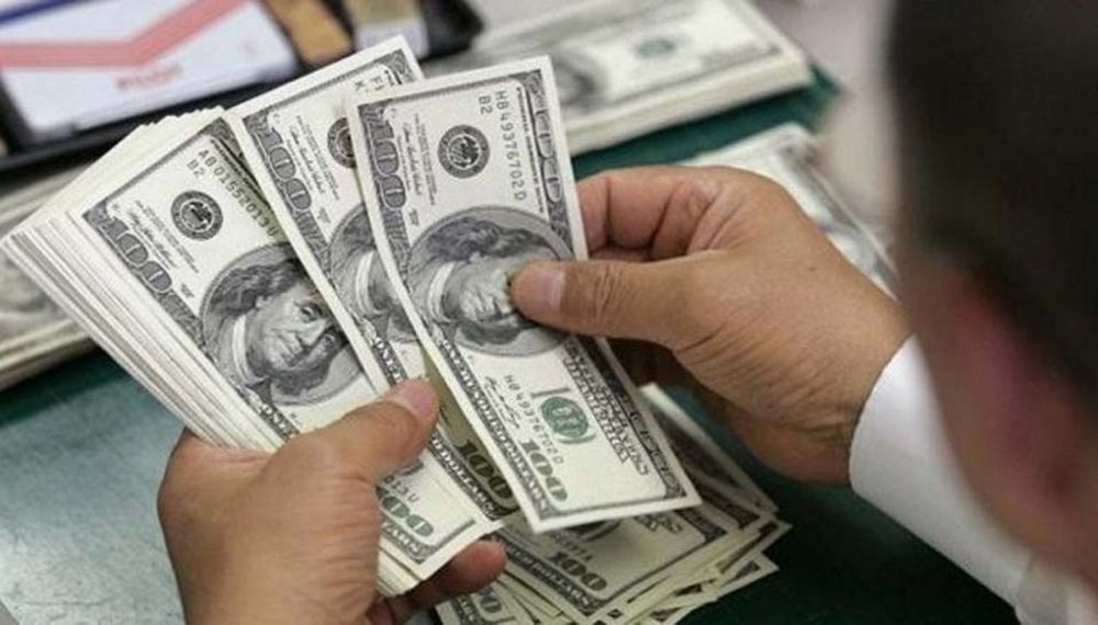 El dólar blue volvió a bajar y quedó debajo de la línea de los 150 pesos