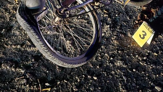 DESTROZADA quedó la rueda trasera de la bicicleta guiada por la víctima.