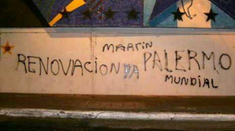 Después del gol de Palermo aparecieron más pintadas por su renovación