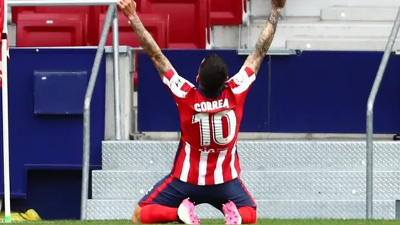 Con un gol de Correa, el Atlético lidera solo