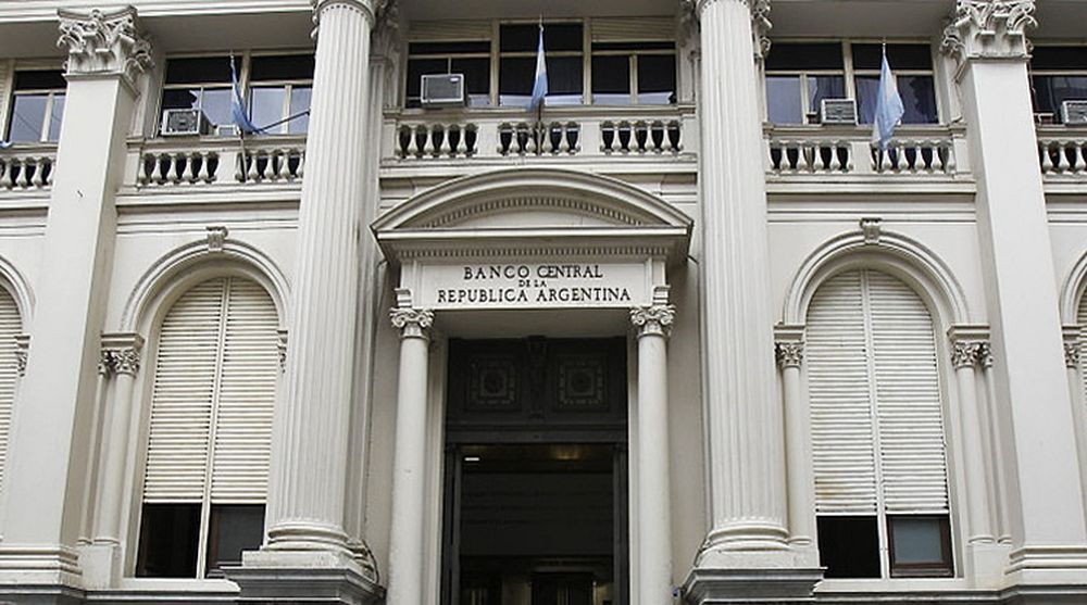 El Banco Central aseguró que el sistema financiero funciona y que se pueden retirar dólares