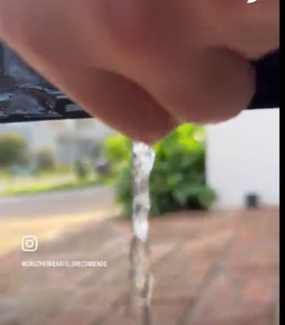Descubrió un tapón oculto en la puerta del auto, contó para qué sirve y se hizo viral en TikTok
