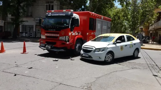 Un camión de Bomberos iba en emergencia y chocó en un cruce con semáforos