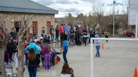 Golpeó a un compañero en la cabeza con un termo y lo dejó inconsciente