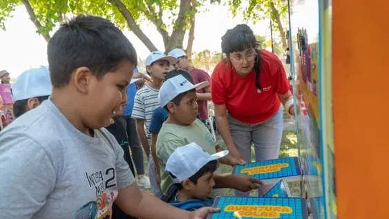Aventura Solar es un juego interactivo y educativo que recorre las colonias de verano.
