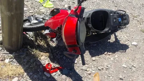 Motociclistas resultan heridos tras chocar contra un poste de luz