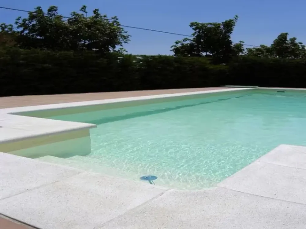 La tendencia del verano 2026 en piscinas que realza el color del agua y crea un efecto increíble