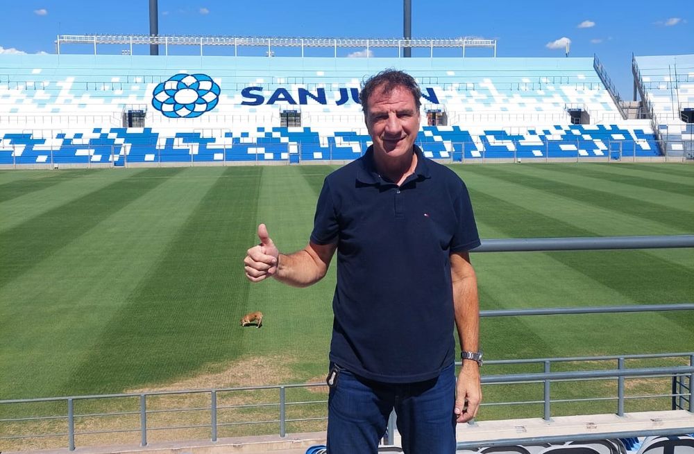 Ricardo Dillon no es solo un hombre de fútbol, también canta, compone y toca la guitarra