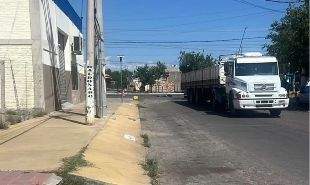 Accidente fatal en Pocito: una ciclista murió después de chocar contra un camión