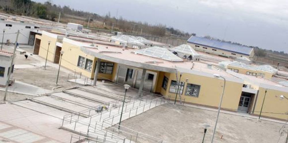 En el hospital pocitano empezaron a poner los muebles y aparatos