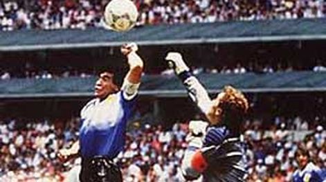 Roja a “la mano de Dios”