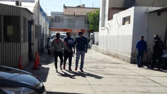 Atraparon a los motochorros que atacaron a comerciante en plena vereda para robarle $1 millón