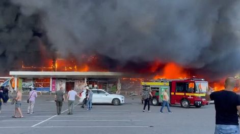 Misil ruso impactó en centro comercial de Ucrania: al menos 11 muertos y decenas de heridos