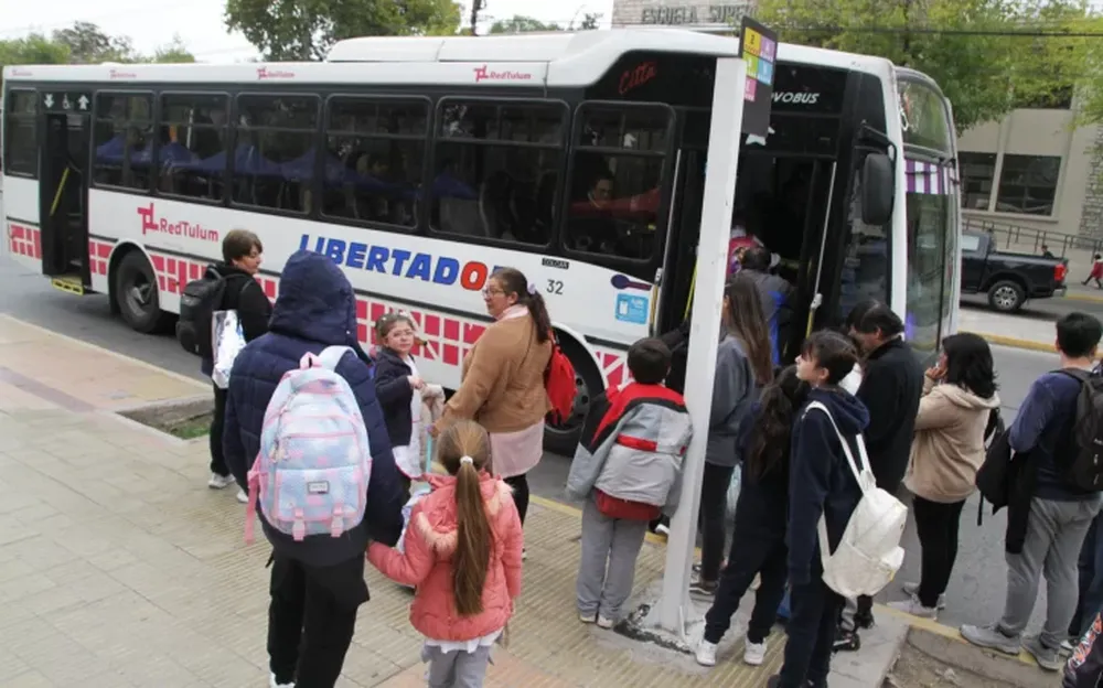 REQUISITO  OBLIGATORIO. Los alumnos deberán presentar credencial o vestir guardapolvo o uniforme para poder acceder al boleto escolar gratuito.