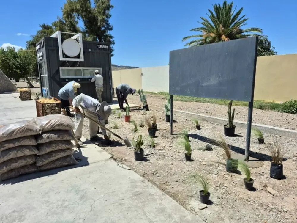 En San Martín intalan carteles informativos sobre los senderos para practicar trekking en la Sierra Pie de Palo.