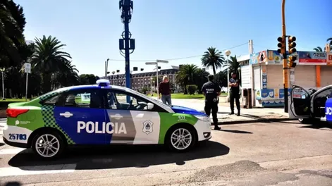Discutió con su esposa y le tiró una bomba molotov en la camioneta donde estaba con sus hijos