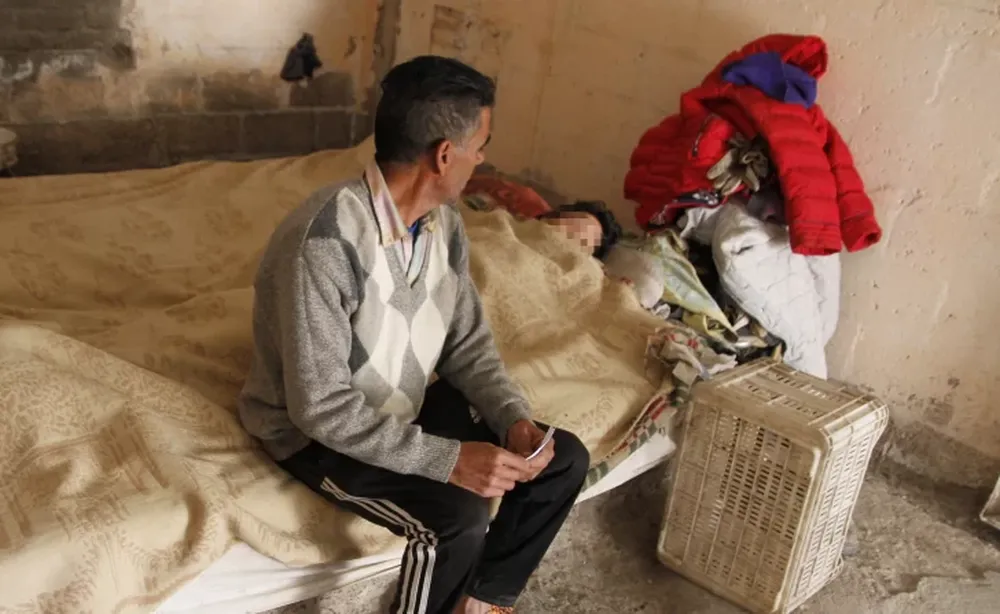 Tres delincuentes violan a una mujer con retraso y le roban plata, mercadería y ropa