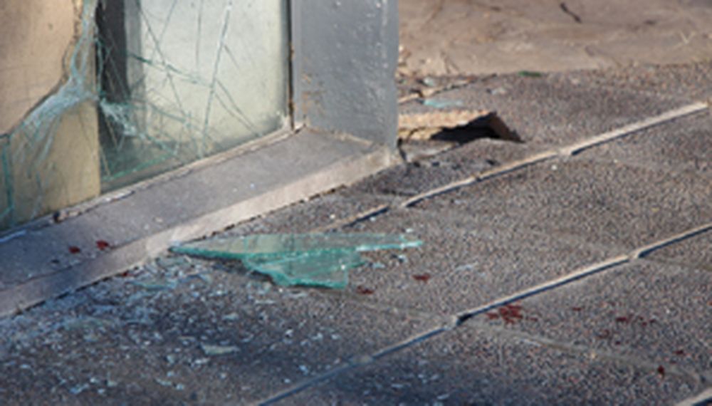 Destrozan un vidrio y roban en un salón de eventos infantiles