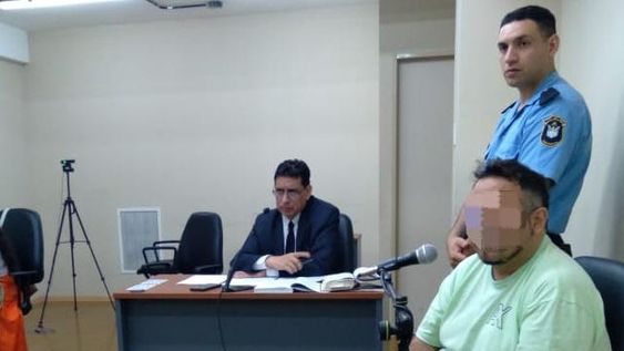 Le dieron 12 años por “violar con el cabo de un cuchillo” a su hijo