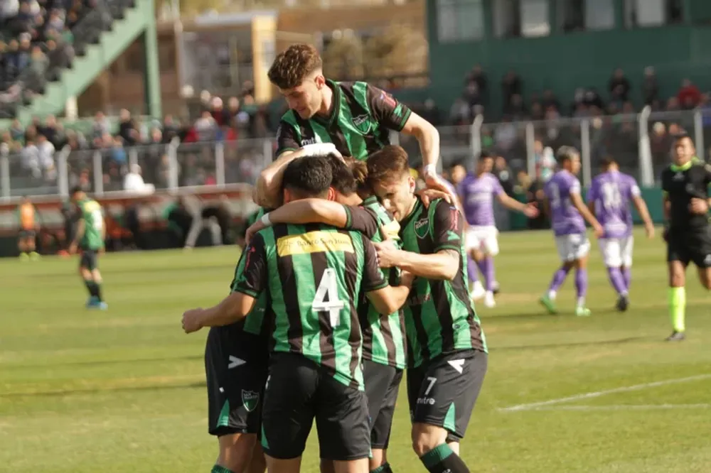 Gobierno negocia para conseguir gasoil para los micros, pero no descarta reducir frecuencias