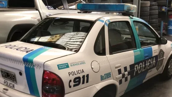 Un policía mató a un motochorro que intentó robarle el auto