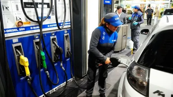 Desde este lunes las naftas de YPF tendrán una leve baja