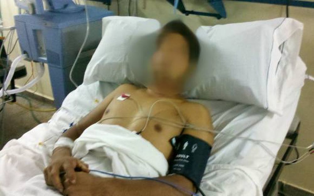 Le disparan y lo apuñalan por la espalda en un asalto