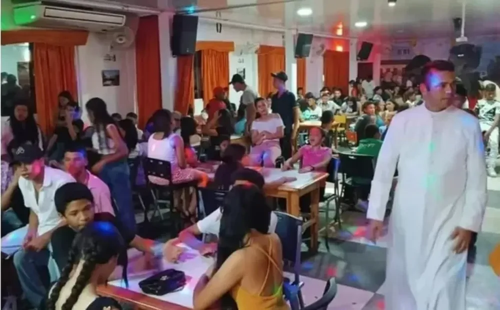 Un sacerdote se volvió viral por ir a los boliches a predicar para atraer fieles