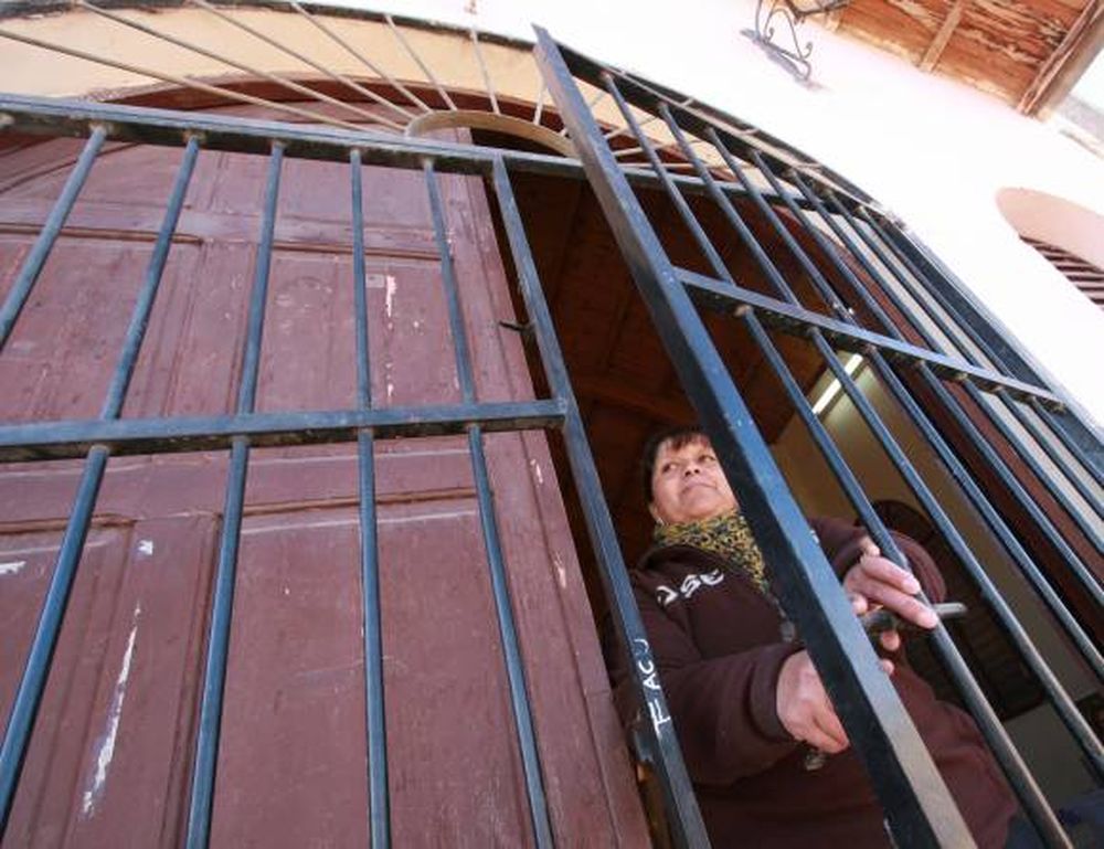 Una capilla que enrejaron  por causa de la inseguridad