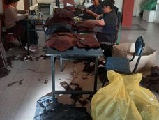 Cáritas Cristo Rey confecciona frazadas con camperas de polar en desuso que les dona una empresa de seguridad privada.