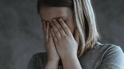 Abusaba de la hija de su pareja mientras su madre trabajaba  y recibió una pena de cárcel