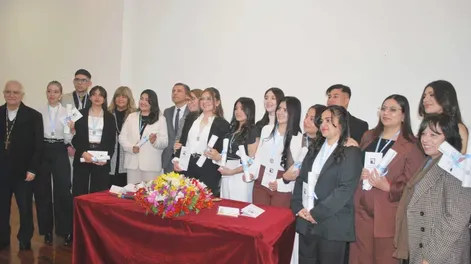 EN UN EMOTIVO ACTO, en el que se destacó el valor de la enfermería, 14 estudiantes de la Católica recibieron en la ciudad de San José de Jáchal su diploma que los acredita como enfermeros universitarios.
