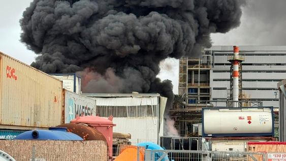 El impacto de restos de un misil iraní en una zona de industrias químicas en el sur de Israel provocó este domingo fugas de materiales peligrosos.&nbsp;