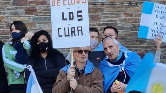 En la marcha, personas pedían usar el dióxido de cloro, cuyo consumo está prohibido