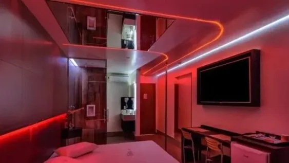 Escándalo en un hotel alojamiento por  el desenfreno y los gritos de placer que terminaron en un papelón