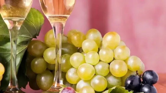 Uvas preparadas para el clásico rito de medianoche, símbolo de deseos y nuevos comienzos.