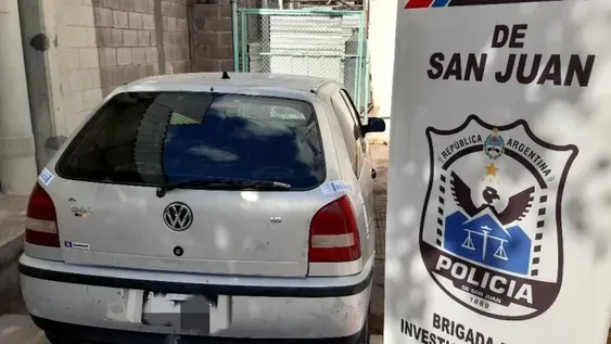 Detuvieron a un sujeto y secuestraron un auto por el robo de tres garrafas