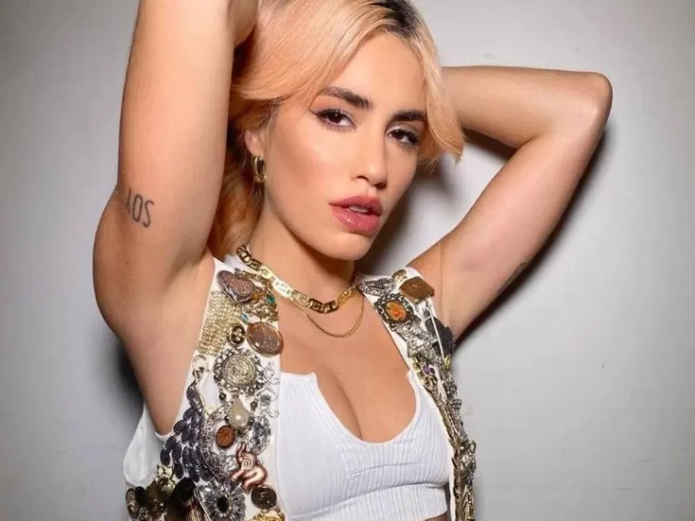 Una sesión de fotos de Lali en un particular lugar causó furor en las redes