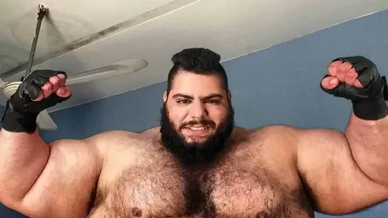 El impactante video del “Hulk iraní” doblando una sartén que se volvió viral