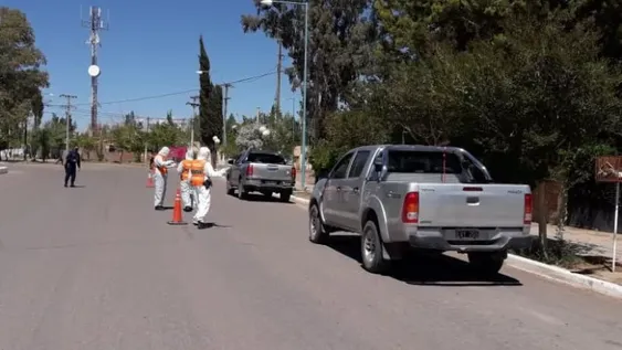 Atraparon a 47 personas en una fiesta en un complejo de cabañas de Calingasta