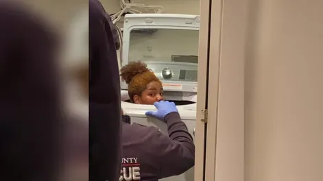Jugaba a las escondidas y quedó atrapada en un lavarropas