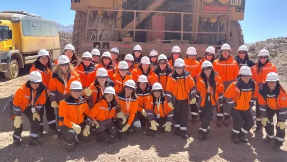 EXPERIENCIA. Desde hace 20 años San Juan tiene mujeres operando gran maquinaria y hoy algunas son jefas.