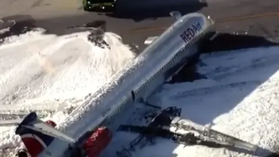 Tres heridos al chocar e incendiarse un avión cuando aterrizó en el aeropuerto de Miami