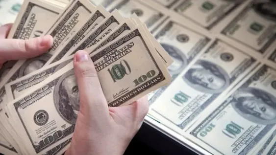 Quienes compren los USD 200 mensuales no podrán adquirir por 90 días “dólar Bolsa” o CCL