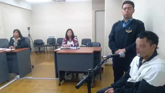 EL CONDENADO  (derecha) reconoció los ataques sexuales contra su pequeña hijastra. Aceptó y le dieron 9 años de cárcel.