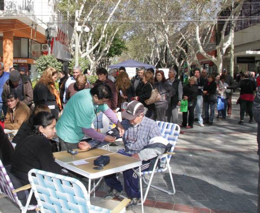 La Peatonal, llena de gente que fue a tomarse la presión