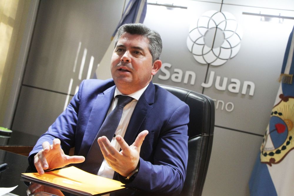 Orrego viaja Canadá para negociar las regalías con Vicuña.