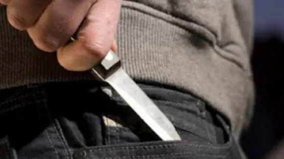 Bebían vino en la calle y fueron sorprendidos: uno amenazó con un cuchillo a un policía