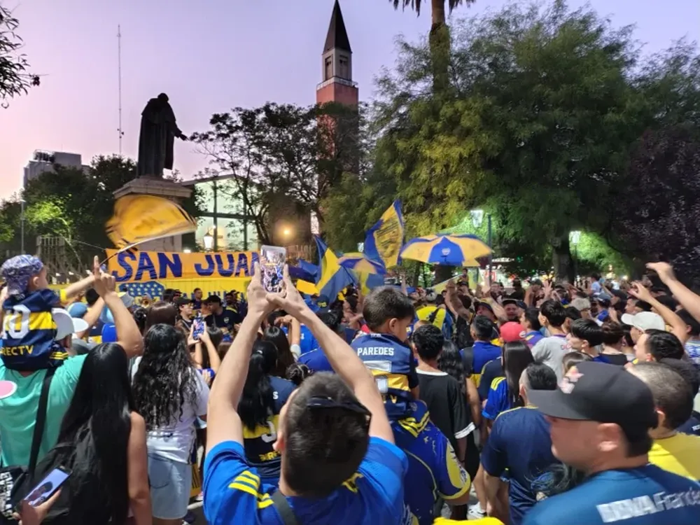 Los xeneizes sanjuaninos pintaron la Plaza 25 de Mayo de azul y oro en el Día del Hincha de Boca