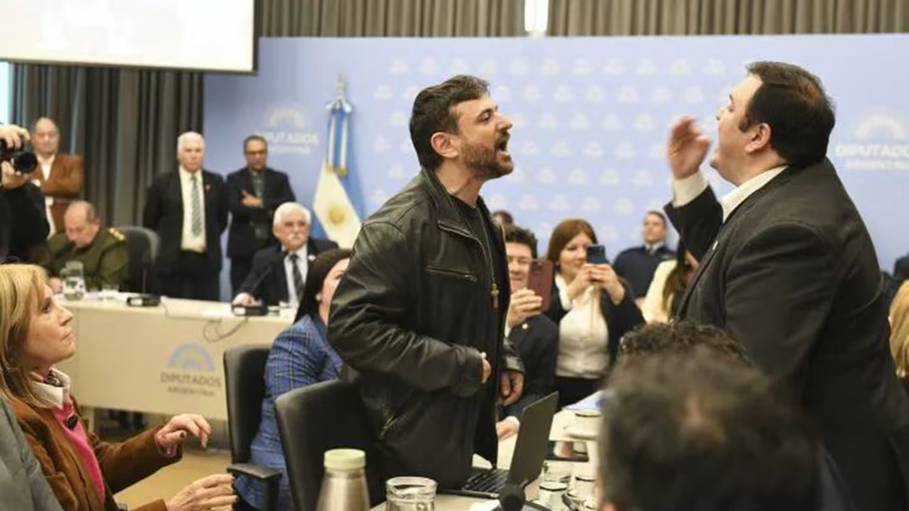 La Libertad Avanza presentó un proyecto para excluir a Juan Grabois de la Cámara de Diputados tras su cruce con varios legisladores libertarios.